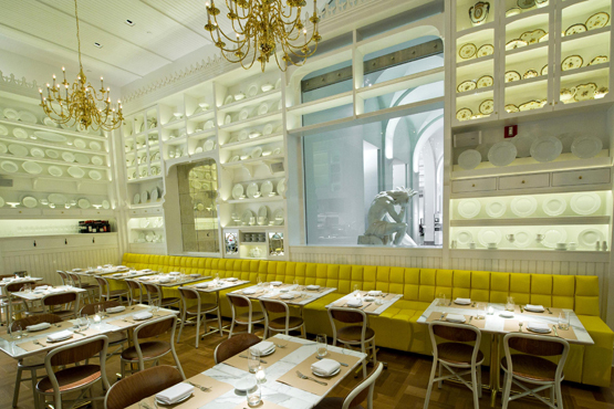 Caffè Storico — yellow banquette and porcelain plate-wall inside the New-York Historical Society